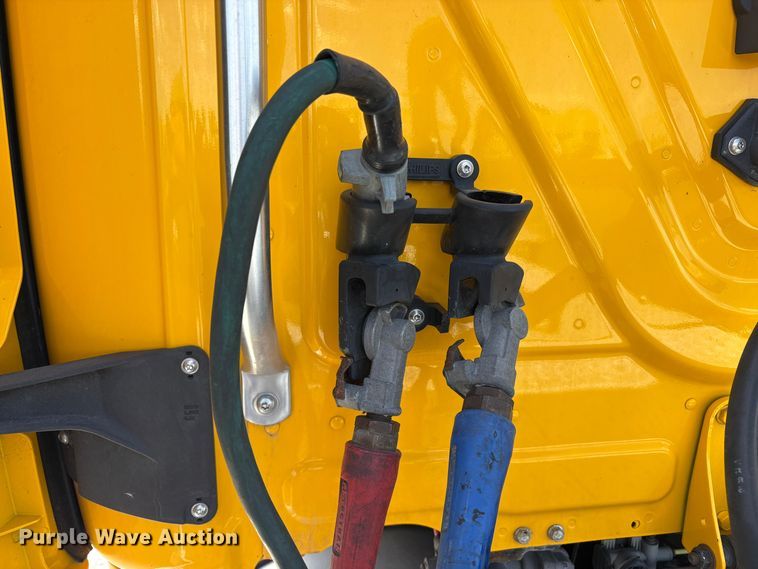 image for item EU8698 2021 Freightliner Cascadia semi truck