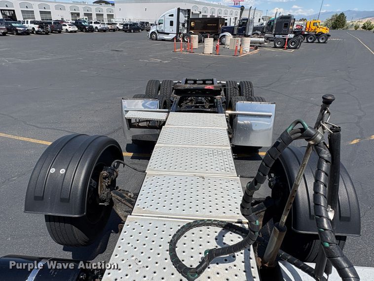 image for item EU8698 2021 Freightliner Cascadia semi truck