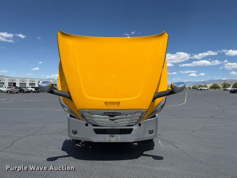 image for item EU8698 2021 Freightliner Cascadia semi truck