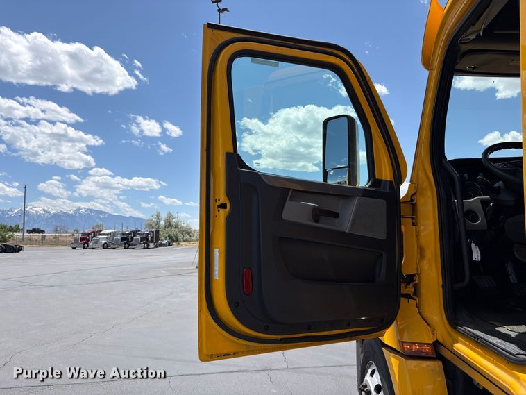 image for item EU8698 2021 Freightliner Cascadia semi truck
