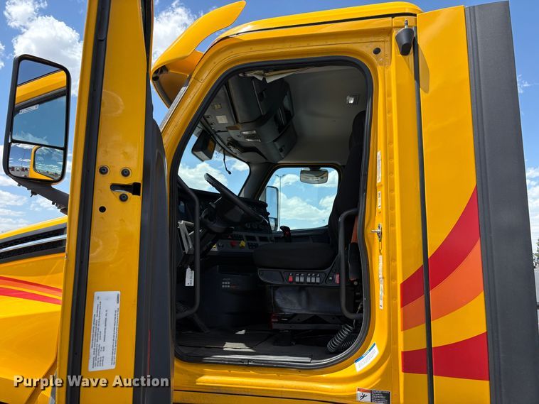image for item EU8698 2021 Freightliner Cascadia semi truck