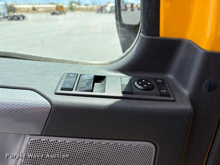 image for item EU8698 2021 Freightliner Cascadia semi truck