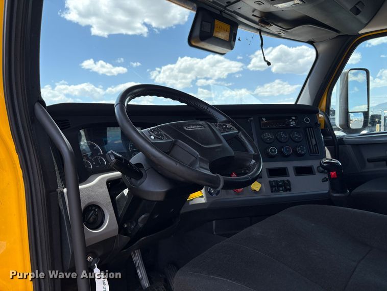 image for item EU8698 2021 Freightliner Cascadia semi truck