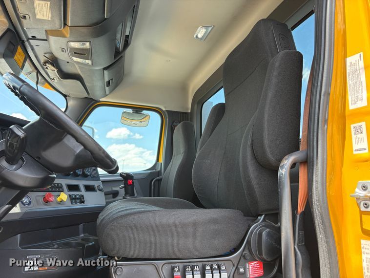 image for item EU8698 2021 Freightliner Cascadia semi truck