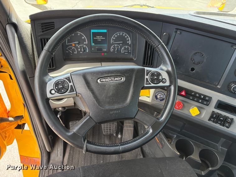 image for item EU8698 2021 Freightliner Cascadia semi truck