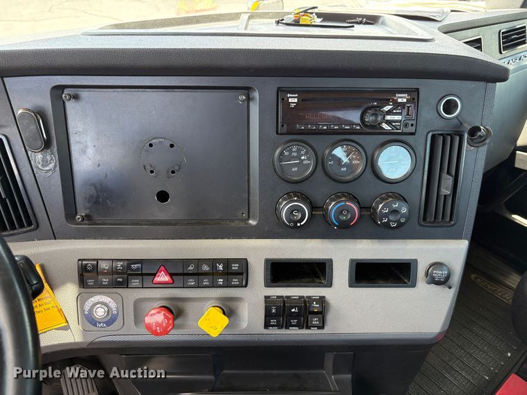 image for item EU8698 2021 Freightliner Cascadia semi truck