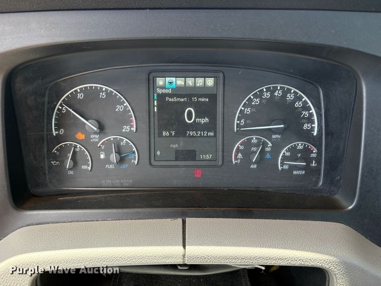 image for item EU8698 2021 Freightliner Cascadia semi truck