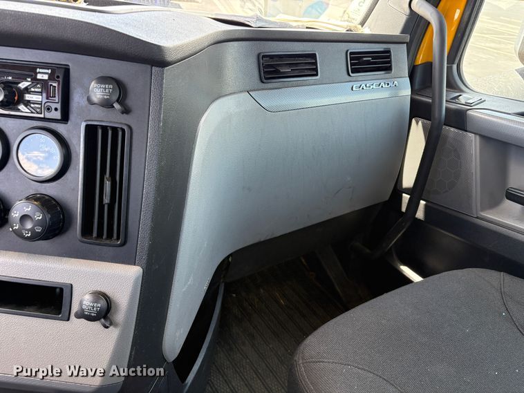 image for item EU8698 2021 Freightliner Cascadia semi truck