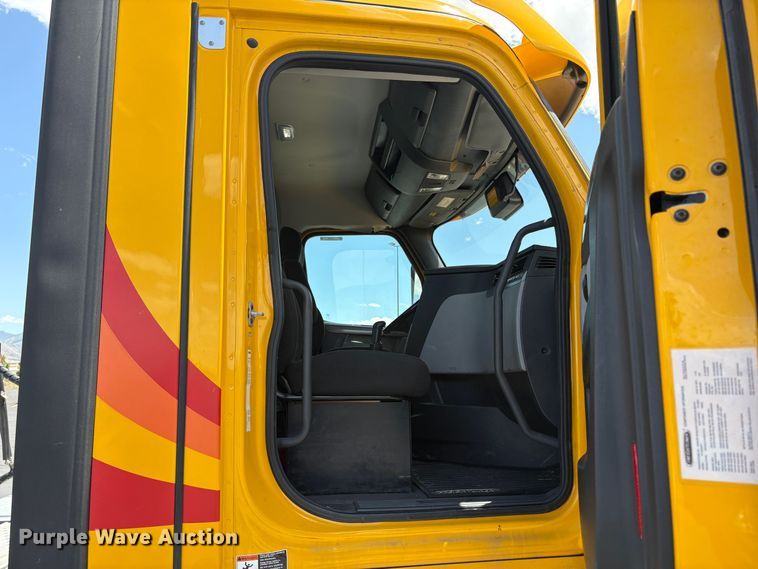 image for item EU8698 2021 Freightliner Cascadia semi truck