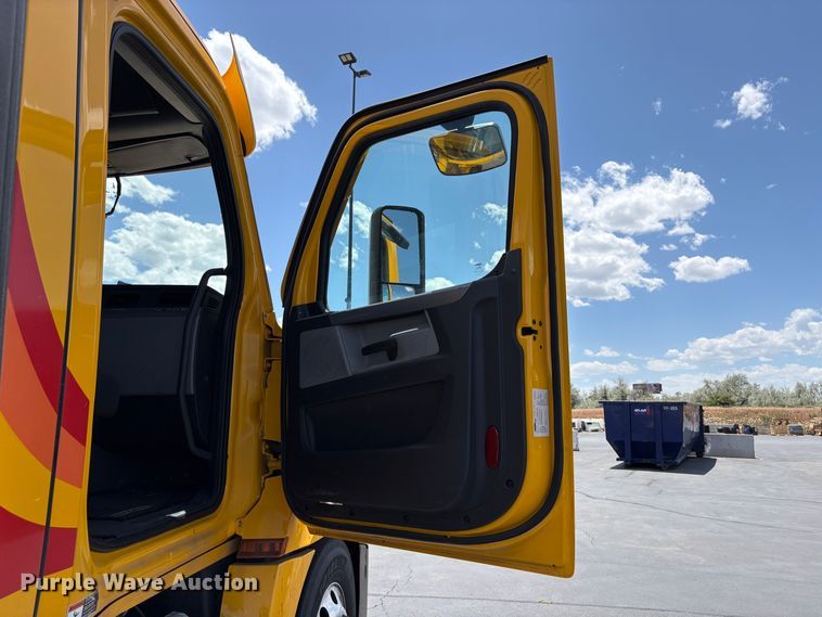 image for item EU8698 2021 Freightliner Cascadia semi truck