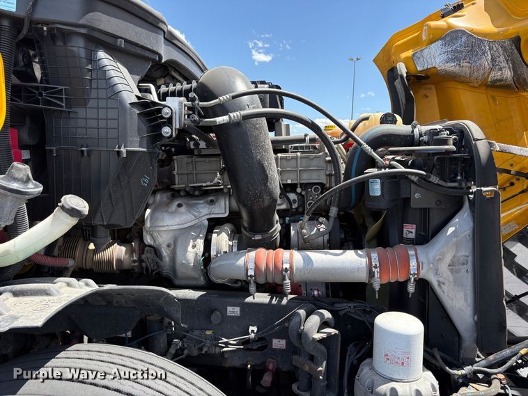 image for item EU8698 2021 Freightliner Cascadia semi truck