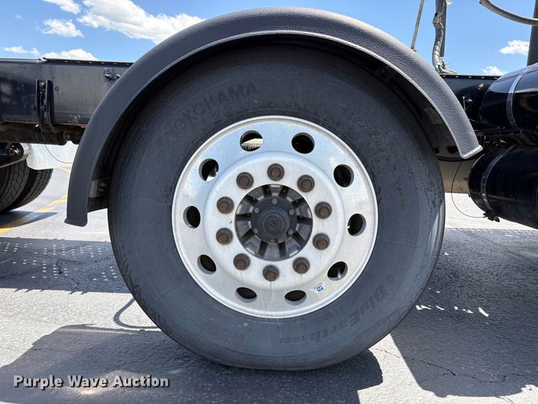image for item EU8698 2021 Freightliner Cascadia semi truck