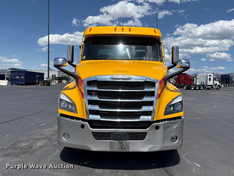 image for item EU8700 2022 Freightliner Cascadia semi truck