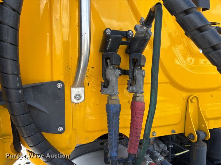 image for item EU8700 2022 Freightliner Cascadia semi truck