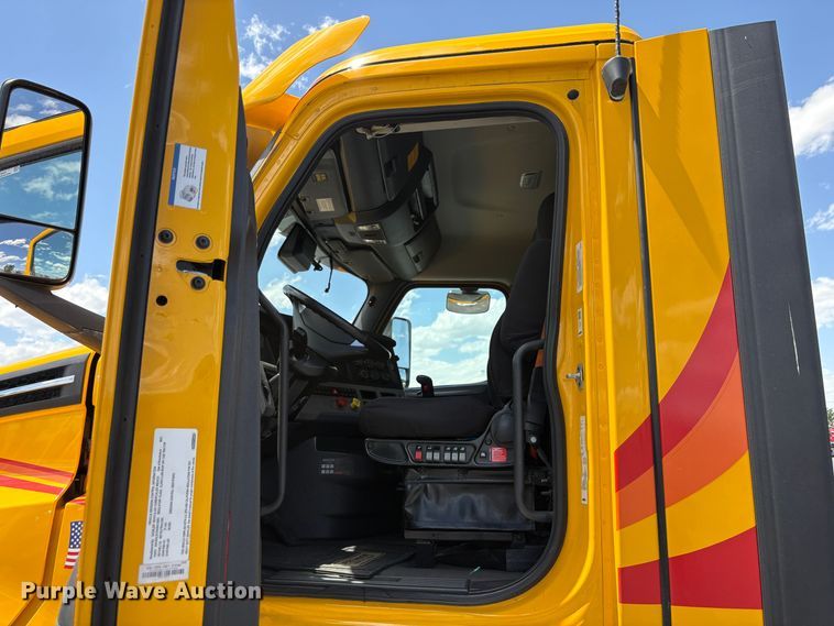 image for item EU8700 2022 Freightliner Cascadia semi truck