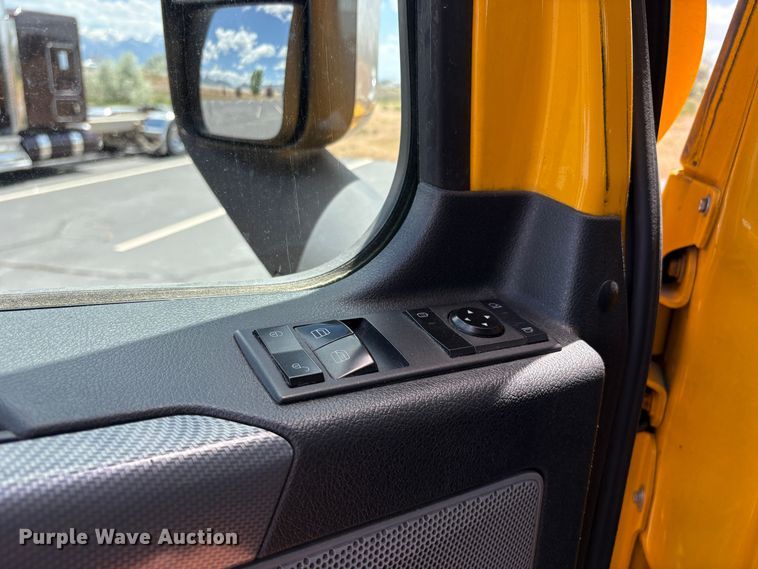 image for item EU8700 2022 Freightliner Cascadia semi truck