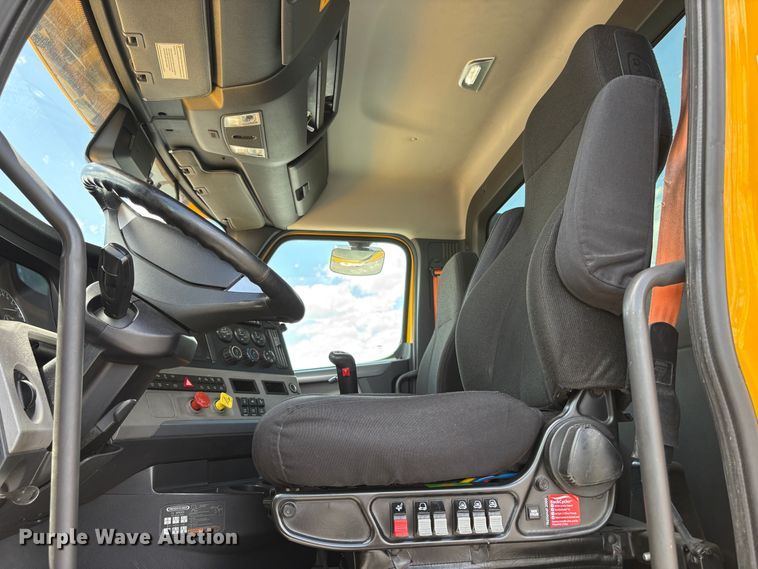 image for item EU8700 2022 Freightliner Cascadia semi truck