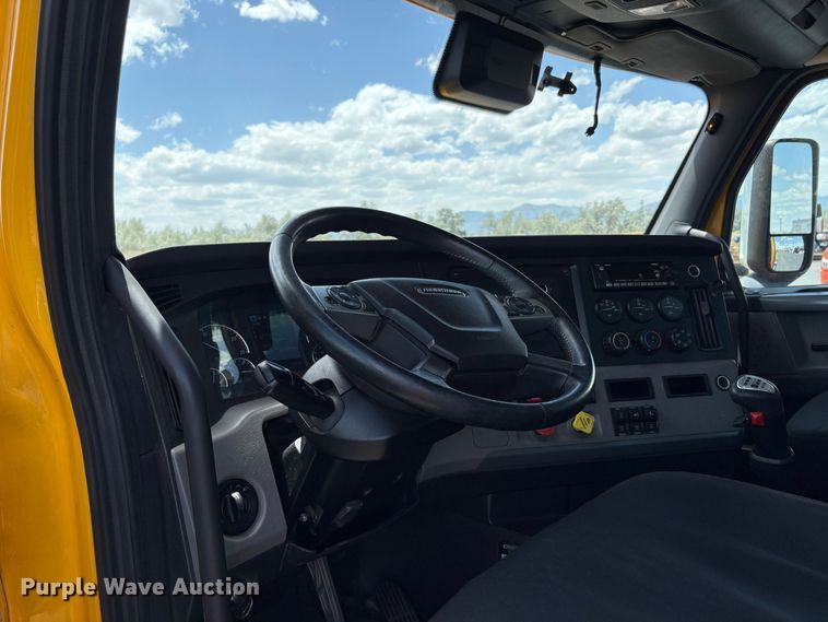 image for item EU8700 2022 Freightliner Cascadia semi truck