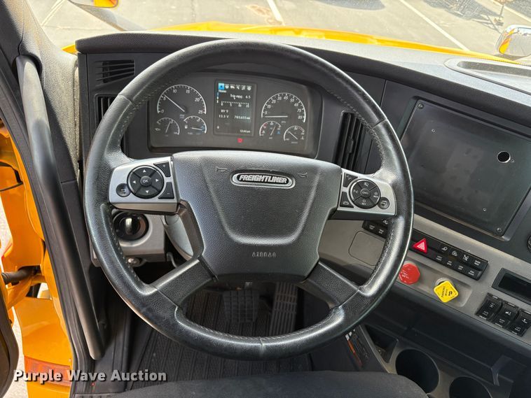 image for item EU8700 2022 Freightliner Cascadia semi truck