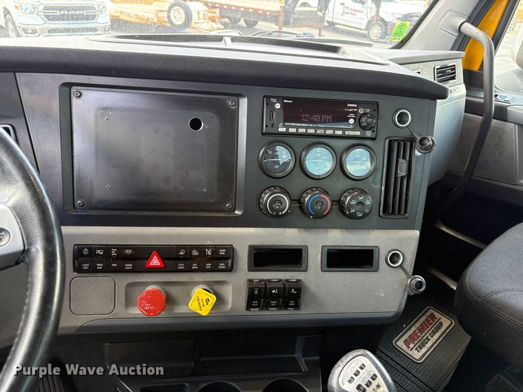 image for item EU8700 2022 Freightliner Cascadia semi truck