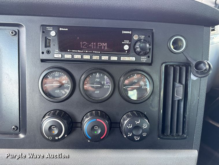 image for item EU8700 2022 Freightliner Cascadia semi truck