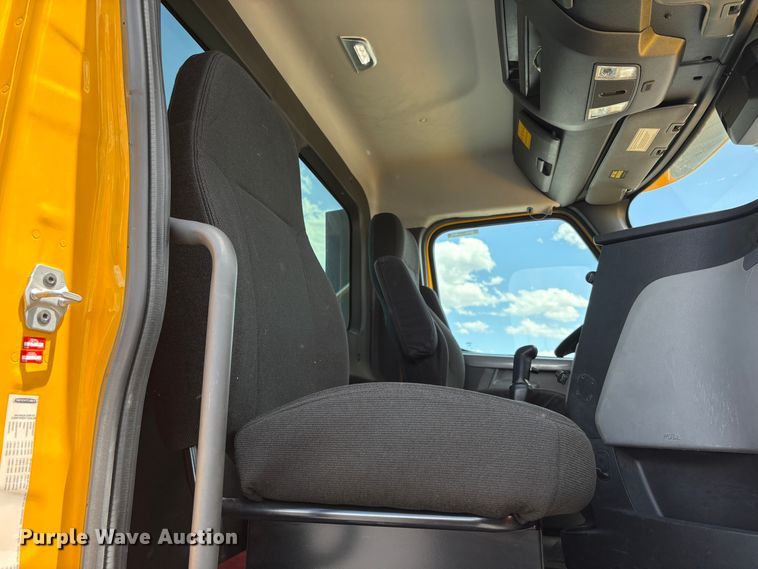 image for item EU8700 2022 Freightliner Cascadia semi truck