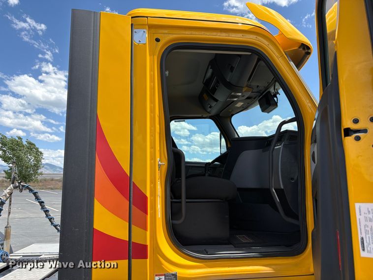 image for item EU8700 2022 Freightliner Cascadia semi truck