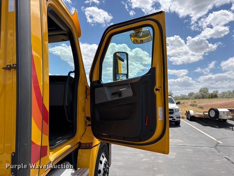 image for item EU8700 2022 Freightliner Cascadia semi truck