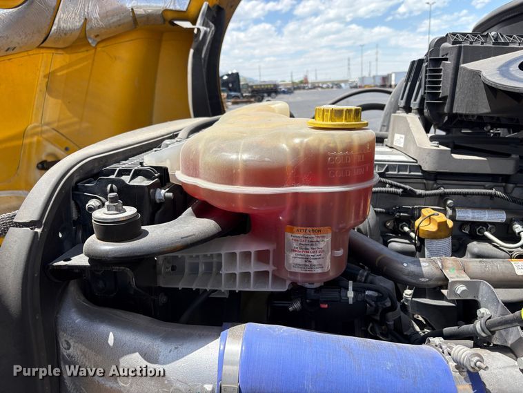 image for item EU8700 2022 Freightliner Cascadia semi truck