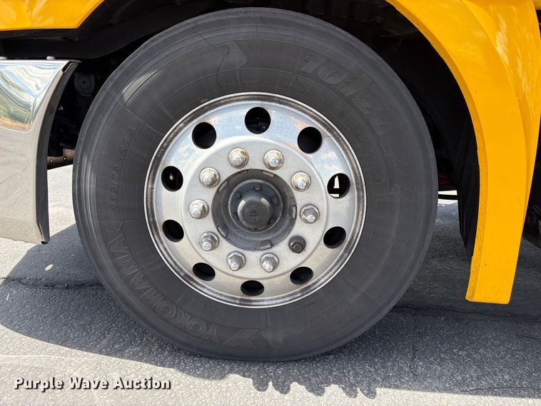 image for item EU8700 2022 Freightliner Cascadia semi truck