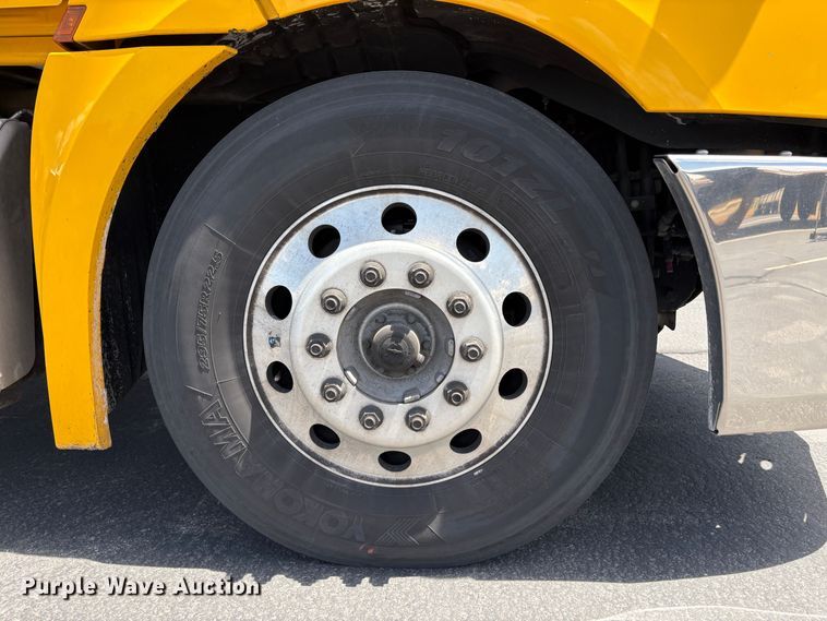 image for item EU8700 2022 Freightliner Cascadia semi truck