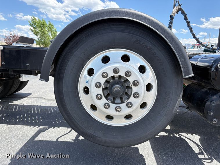 image for item EU8700 2022 Freightliner Cascadia semi truck