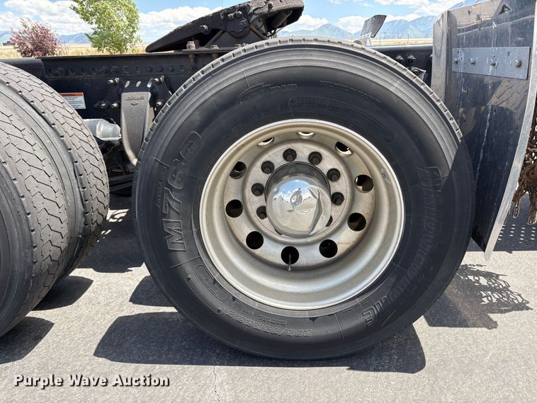 image for item EU8700 2022 Freightliner Cascadia semi truck