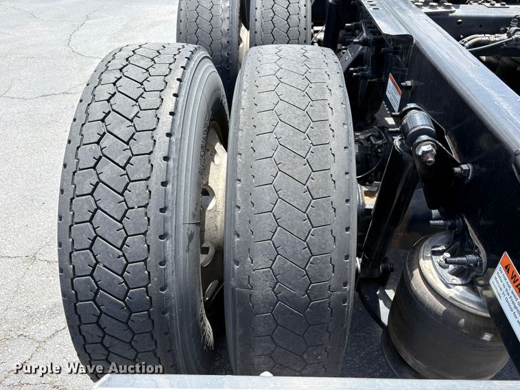 image for item EU8700 2022 Freightliner Cascadia semi truck