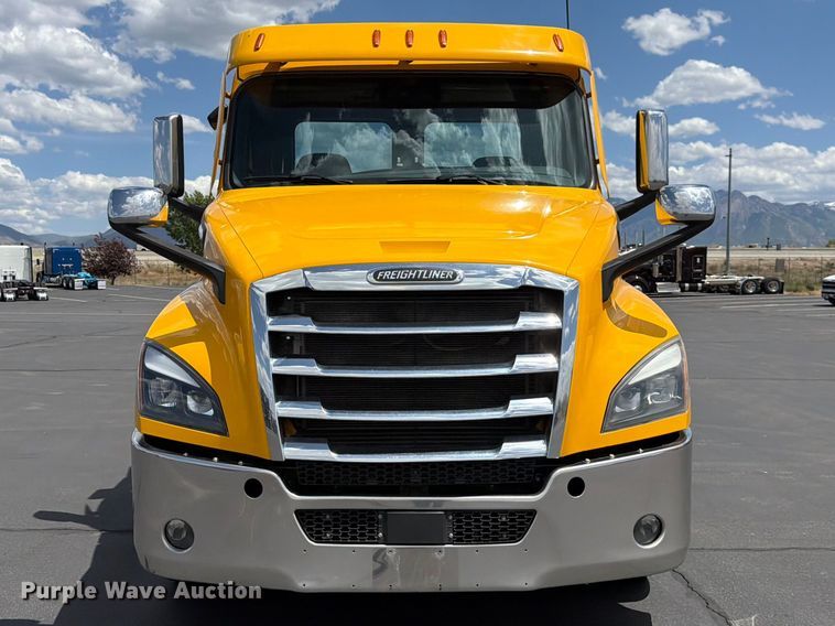 image for item EU8701 2021 Freightliner Cascadia semi truck