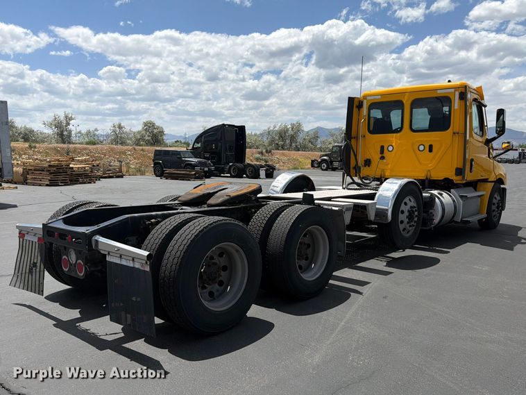 image for item EU8701 2021 Freightliner Cascadia semi truck