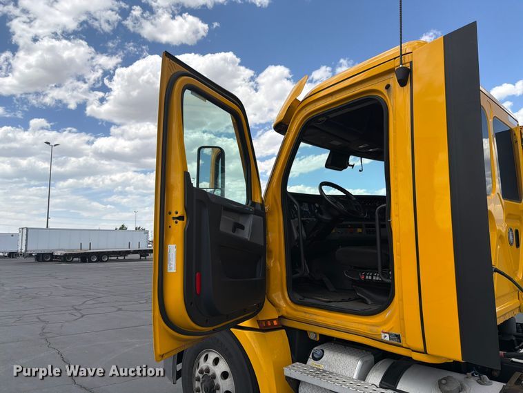 image for item EU8701 2021 Freightliner Cascadia semi truck