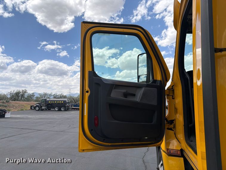 image for item EU8701 2021 Freightliner Cascadia semi truck
