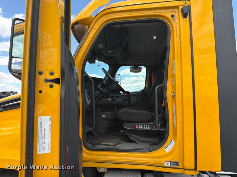 image for item EU8701 2021 Freightliner Cascadia semi truck