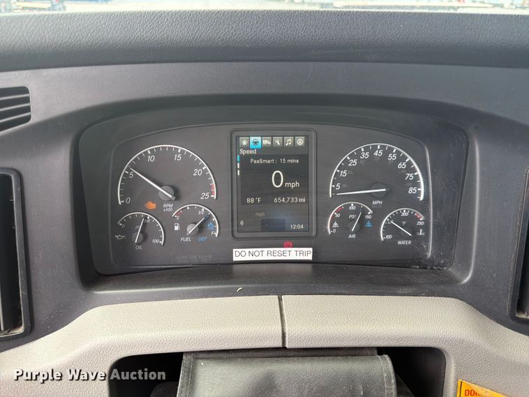 image for item EU8701 2021 Freightliner Cascadia semi truck