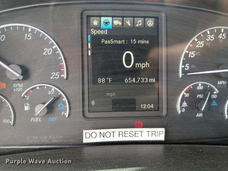 image for item EU8701 2021 Freightliner Cascadia semi truck