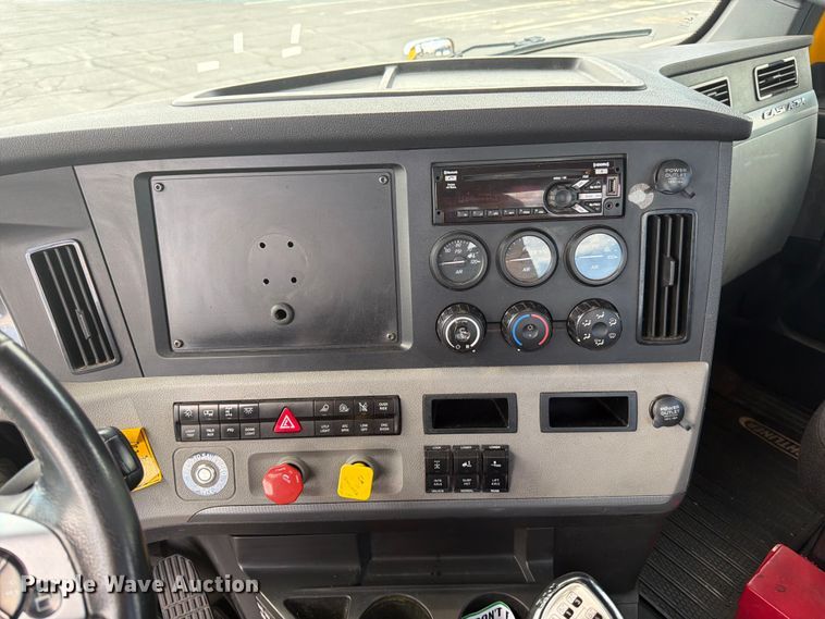 image for item EU8701 2021 Freightliner Cascadia semi truck