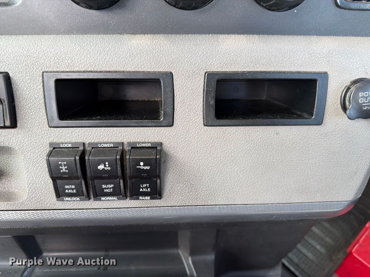 image for item EU8701 2021 Freightliner Cascadia semi truck
