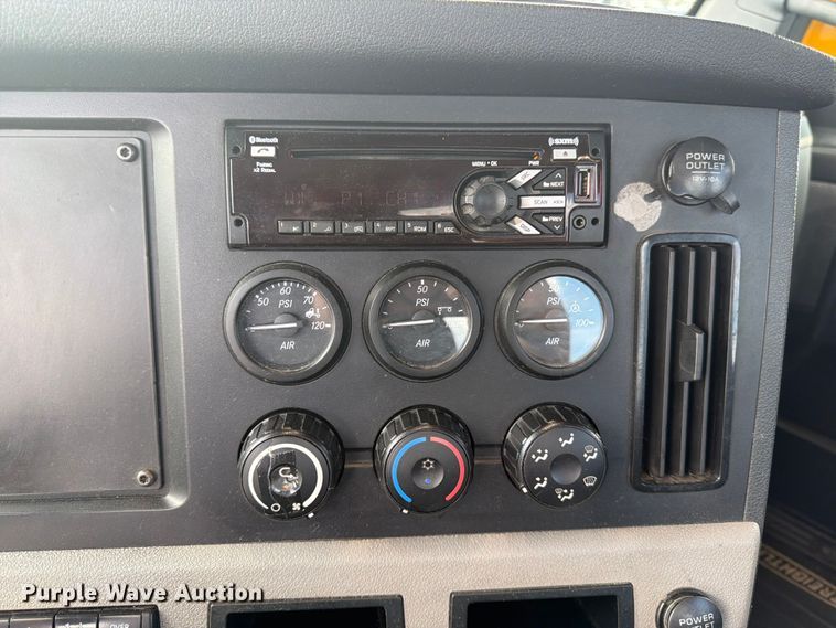 image for item EU8701 2021 Freightliner Cascadia semi truck