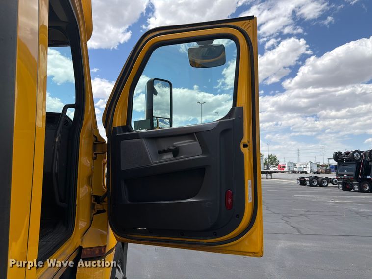 image for item EU8701 2021 Freightliner Cascadia semi truck