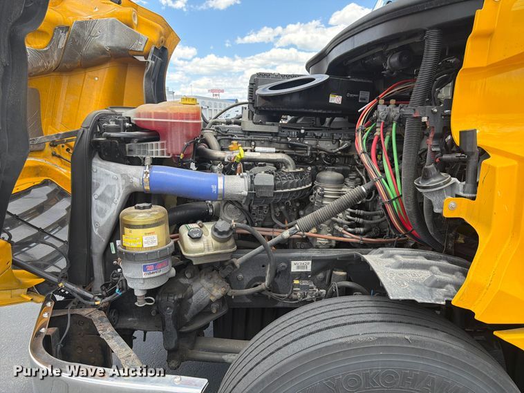 image for item EU8701 2021 Freightliner Cascadia semi truck
