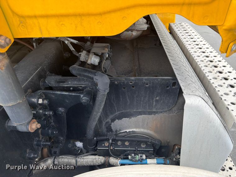 image for item EU8701 2021 Freightliner Cascadia semi truck