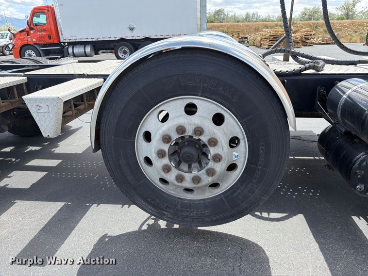 image for item EU8701 2021 Freightliner Cascadia semi truck