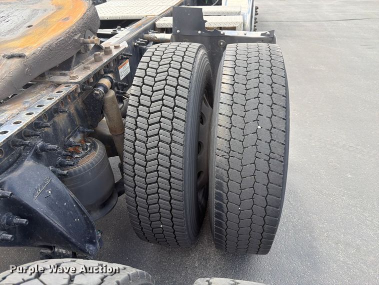 image for item EU8701 2021 Freightliner Cascadia semi truck