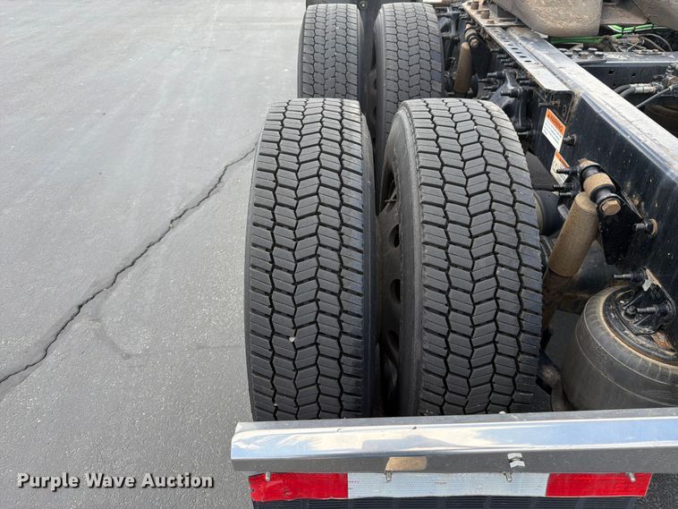 image for item EU8701 2021 Freightliner Cascadia semi truck